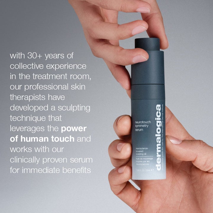 Dermalogica Neurotouch Symmetry Serum 30 ml skulpterande hudvård i en mörkgrå flaska som hålls av händer