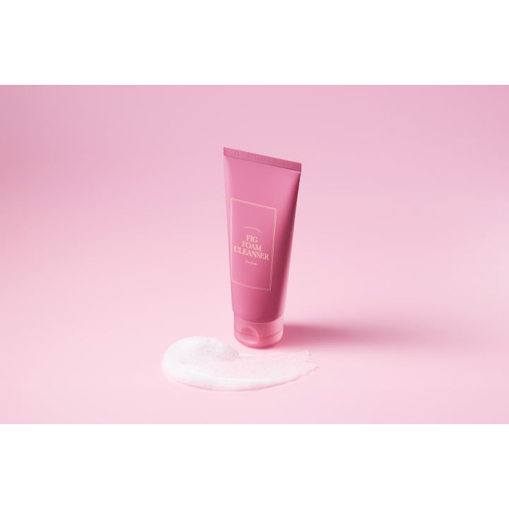 I'm from Fig Foam Cleanser 150 ml djuprengörande ansiktsrengöring i rosa tub med ett vitt luftigt skum framför.