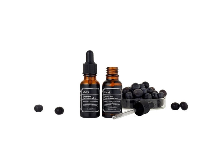 Klairs Midnight Blue Youth Activating Drop 20 ml EGF peptider serum i brun glasflaska bredvid skål med blåbär