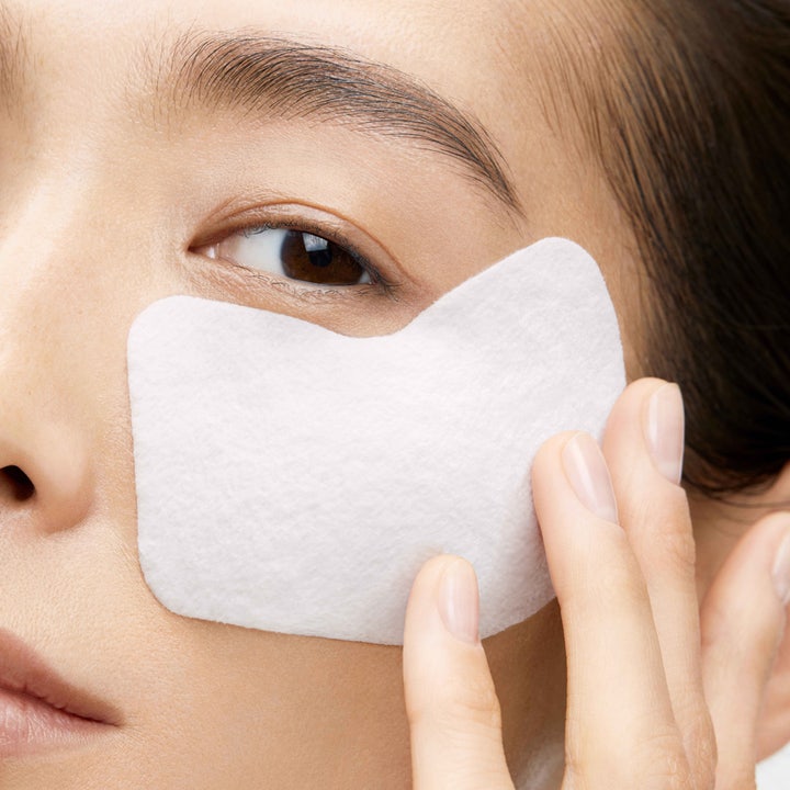 Shiseido Vital Perfection Express Eye Mask 5 g uppstramande Shiseido ögonmask som appliceras som en vit patch under ögat.