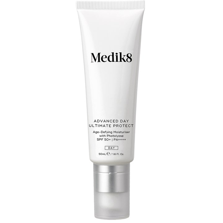 Medik8 Advanced Day Ultimate Protect 50 ml ansiktskräm med solskydd mot åldrande i vit tub med silverpump.