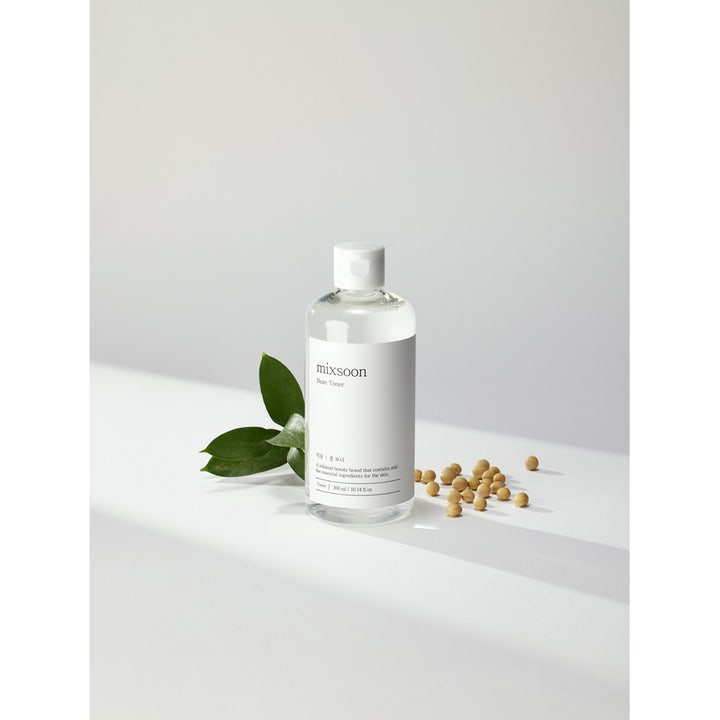 Mixsoon Bean Toner 300 ml fuktgivande ansiktsvatten med bönextrakt bredvid gröna blad och sojabönor
