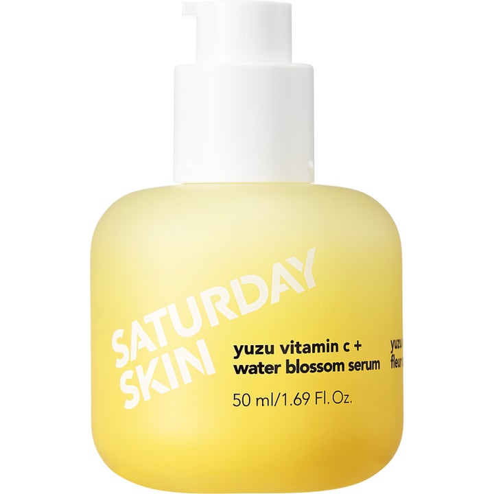 Saturday Skin Yuzu Vitamin C + Water Blossom Serum 50 ml lystergivande serum i en gul frostad flaska med vit pump