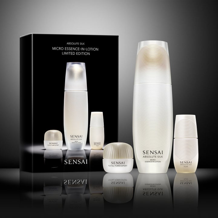 Sensai Absolute Silk Micro Essence-In-Lotion 150 ml Limited Edition återfuktande hudvårdskit i vita vågiga flaskor.