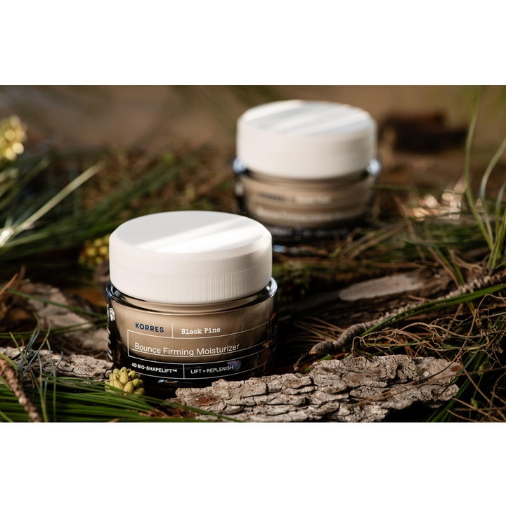 KORRES Black Pine 4D Bounce Firming Moisturizer 40 ml lyftkräm för ansiktet i mörka burkar bland bark och svart tall