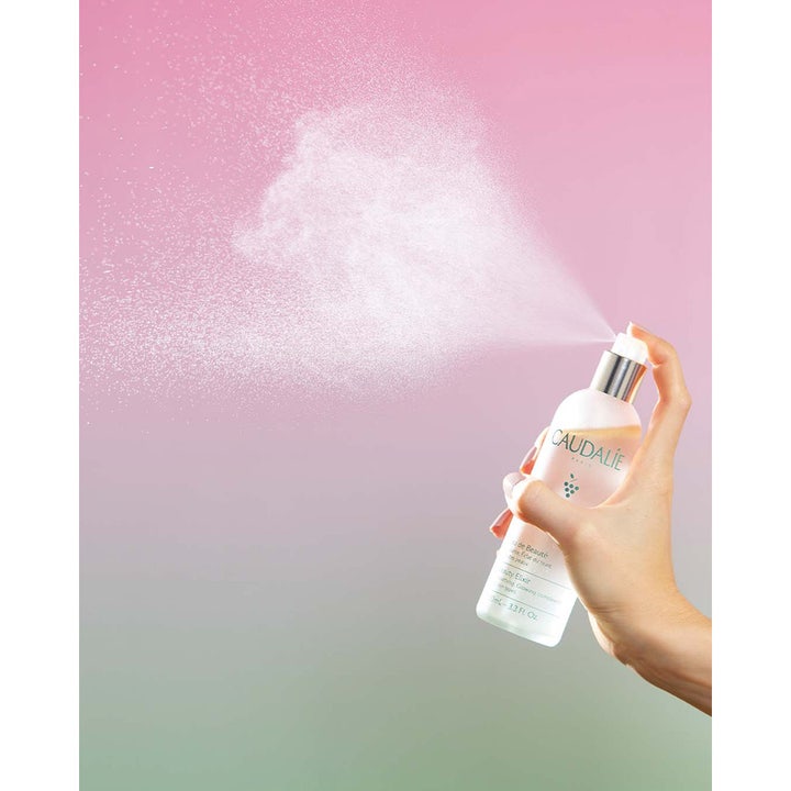 Caudalie Beauty Elixir 100 ml ansiktsmist för alla hudtyper ger ansiktsglöd behandling med en fin mist från glasflaska.