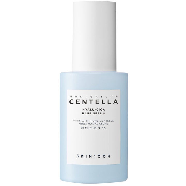 Skin1004 Madagascar Centella Hyalu-Cica Blue Serum 50 ml ger centella återfuktning i en frostad blå flaska med vitt lock