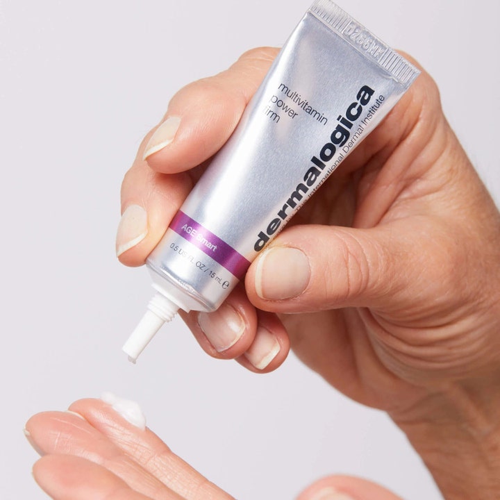 Dermalogica Multivitamin Power Firm 15 ml antiåldrande behandling ger fasthet med vit ögonkräm från silvertub.