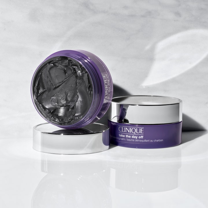 Clinique Take The Day Off Charcoal Cleansing Balm 125 ml detoxande ansiktsrengöring i lila burk med mörkgrå kräm.