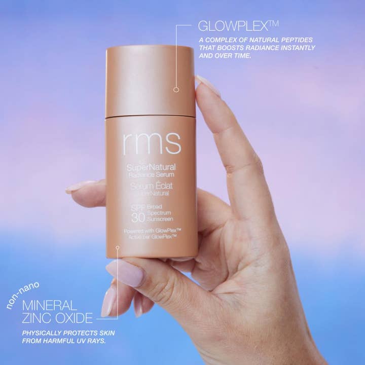 RMS Beauty SuperNatural Tinted Serum SPF30 30 ml lystergivande solskydds serum i beige flaska som hålls i en hand.