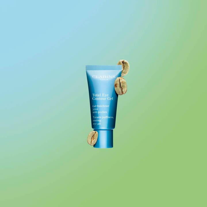 Clarins Total Eye Gel 20 ml puffminskande ögon gel i blå tub med kaffebönor på grön bakgrund