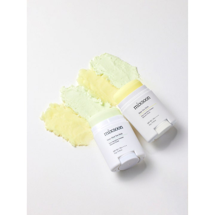 Mixsoon Bean Sun Stick 15 g solstift spf 50 med krämig textur i gult och grönt på vit bakgrund.