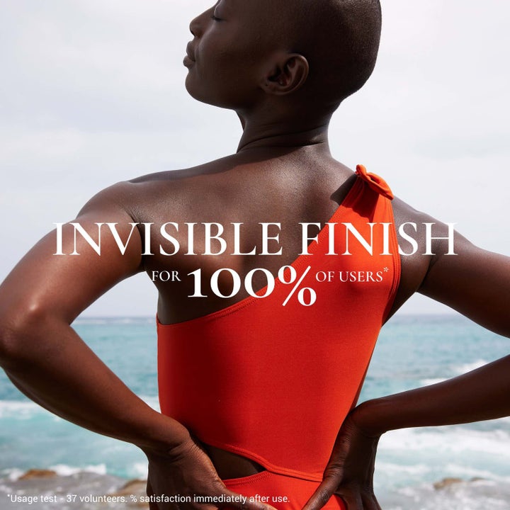 Nuxe Sun Mist Fresh SPF 30 150 ml solkräm ger en invisible finish på huden i en solig havsmiljö