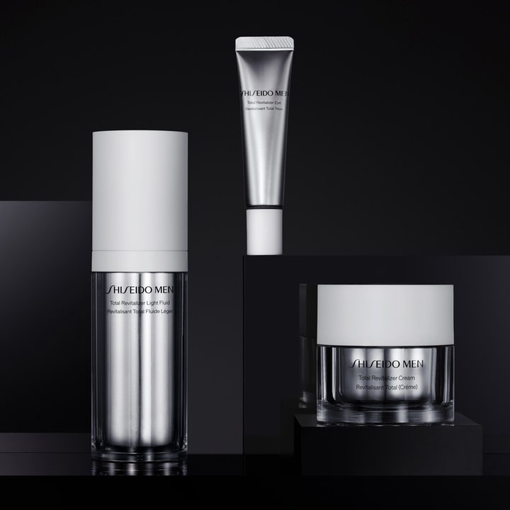Shiseido Men Total Revitalizer Light Fluid 70 ml ansiktsfluid för män i silverfärgad flaska med vitt lock.