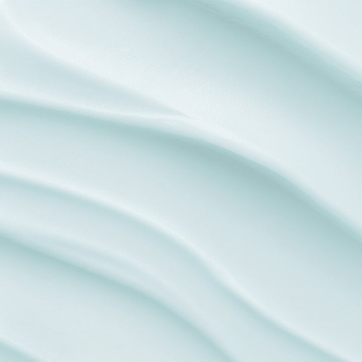 Biotherm Force Supreme Eye Reshaper 20 ml uppstramande ögonvård med en krämig ljusblå textur i mjuka vågor.