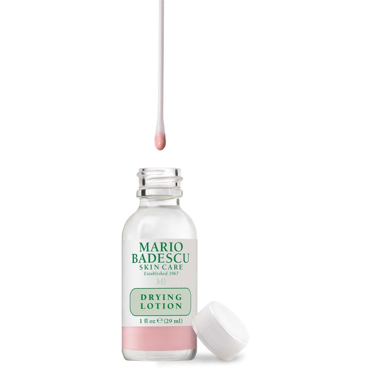 Mario Badescu Drying Lotion 29 ml punktbehandling mot finnar med bomullspinne doppad i rosa vätska ovanför öppen glasflaska