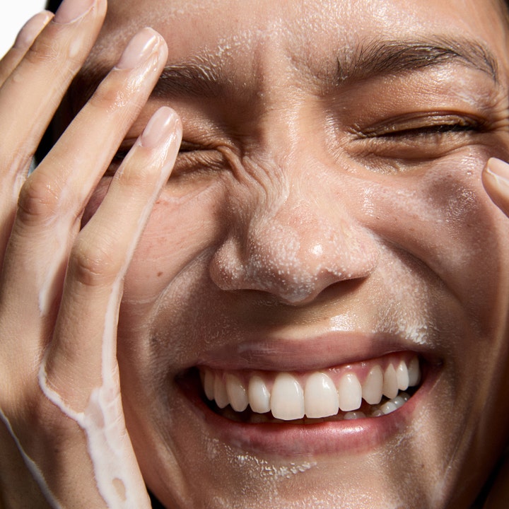 The INKEY List Hydrating Cream to Milk Cleanser 50 ml återfuktande ansiktsrengöring applicerad på en leende person.