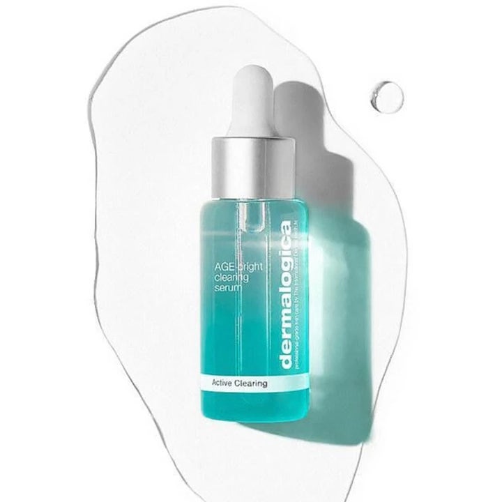 Dermalogica AGE Bright Clearing Serum 30 ml hudvård i turkos glasflaska placerad i genomskinlig textur