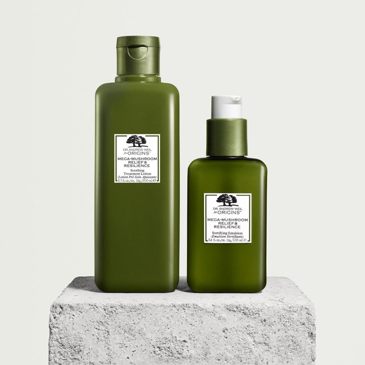 Origins Mega-Mushroom Soothing Treatment Lotion 200 ml lugnande lotion i två gröna flaskor på sten.