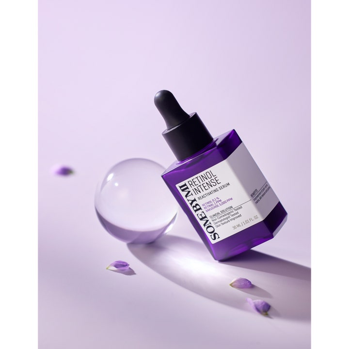Some By Mi Retinol Intense Reactivating Serum 30 ml i lila glasflaska bredvid en dekorativ glaskula.