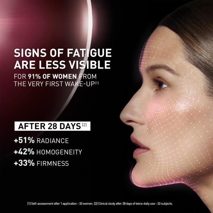 FILORGA NCEF-Revitalize Night Cream 50 ml nattkräm ger lyster och fasthet på kvinna med digitalt nät över huden