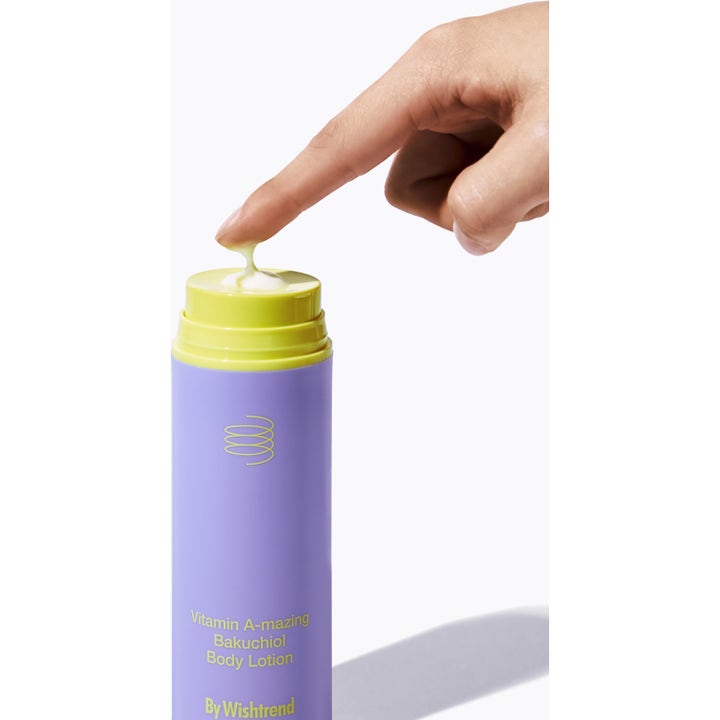By Wishtrend Vitamin A-mazing Bakuchiol Body Lotion 150 g mjukgörande kräm i lila flaska med ljusgul textur på pumpen