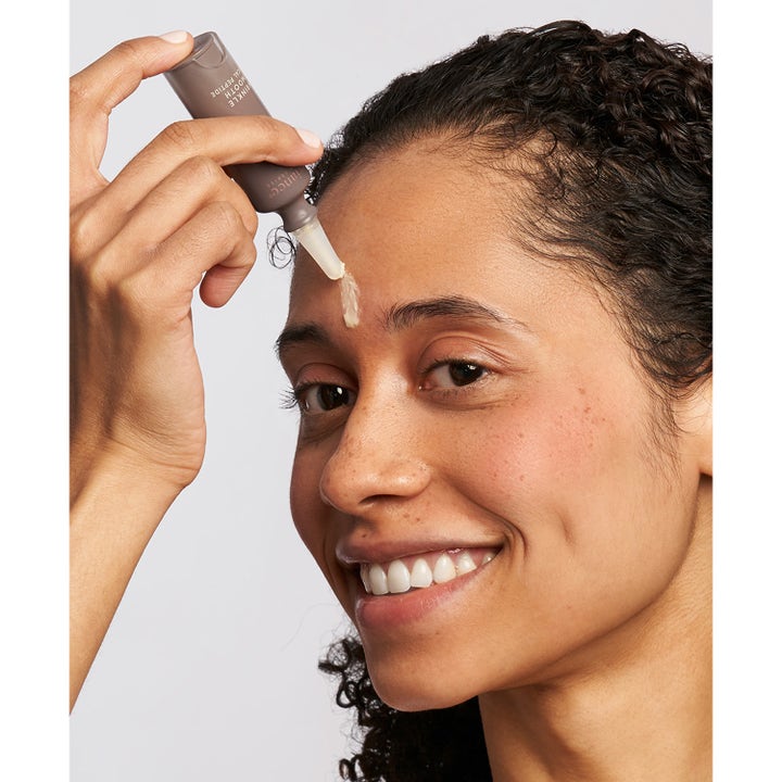 Exuviance Wrinkle Smooth Topical Peptide 5 g rynkreducerande serum appliceras på pannan från en grå tub för mogenhud