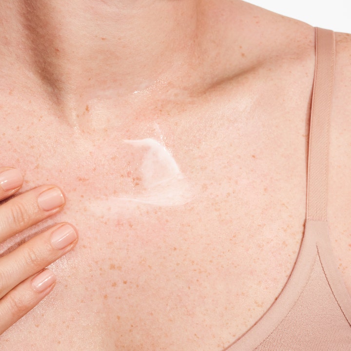 Clinique Moisture Surge Body Hydrator 200 ml aloe kroppskräm återfuktande vit kräm som appliceras på huden.