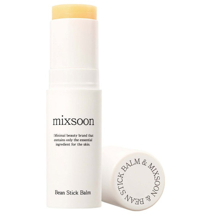 Mixsoon Bean Stick Balm näringsbalsam ger huden lyster i vit hylsa med gult fuktstick och locket vid sidan