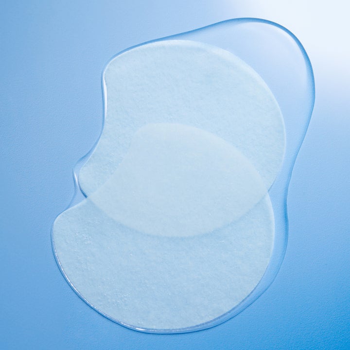 Torriden DIVE-IN Hyaluronic Acid Multi Pad 160 ml återfuktande toner med tunna runda pads i klar vätska på blå yta