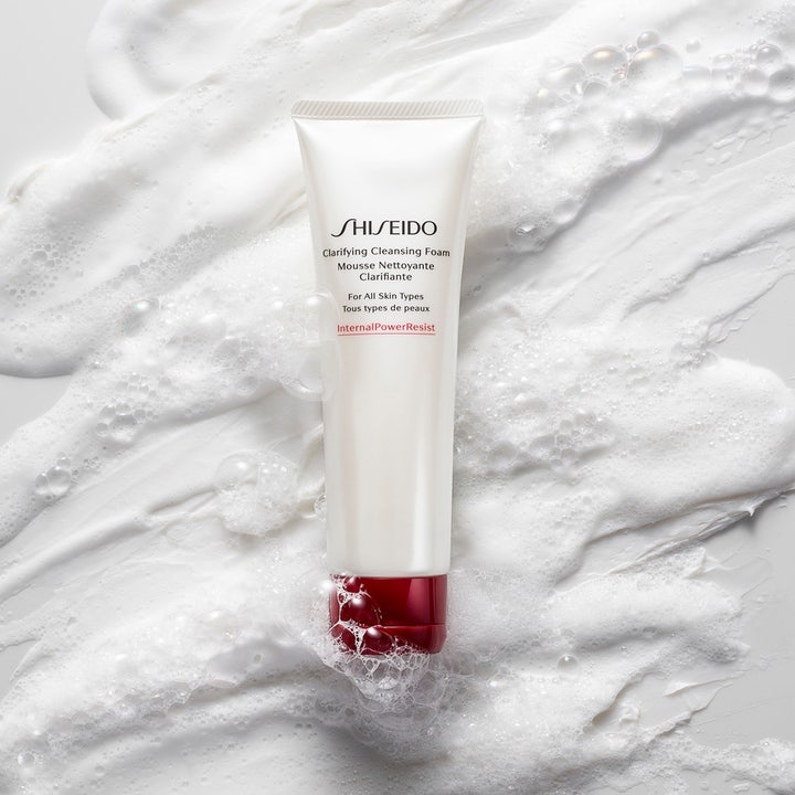 Shiseido Defend Clarifying Cleansing Foam 125 ml daglig ansiktsrengöring clarifying i vit tub på bädd av vitt lödder