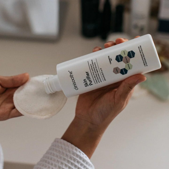 Clinisoothe Skin Purifier 250 ml toner som hälls på en bomullsrondell för att lugna och motverka orenheter.
