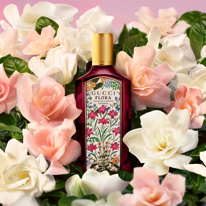 Gucci Flora Gorgeous Gardenia Intense 100ml damparfym i mörklila glasflaska omgiven av färgglada blommor