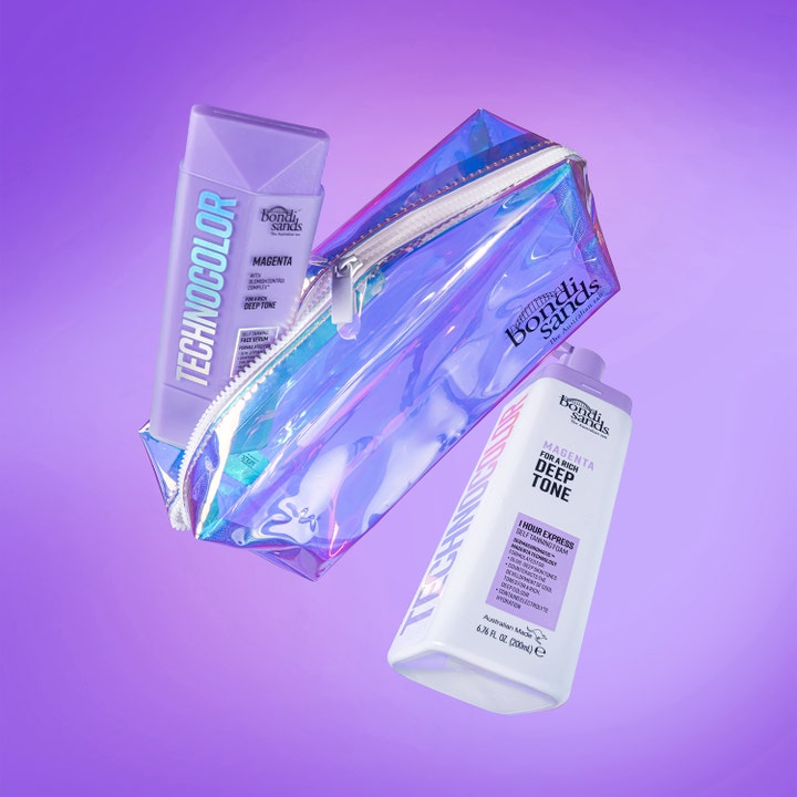 Bondi Sands Technocolor Self Tanning Face Serum Magenta 50 ml brun utan sol ansikte i lila flaska vid en skimrande necessär