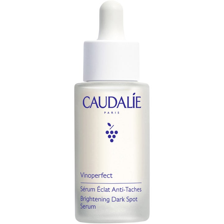 Caudalie Vinoperfect Radiance Serum 30 ml behandling pigmentfläckar i frostad glasflaska med vit pipett