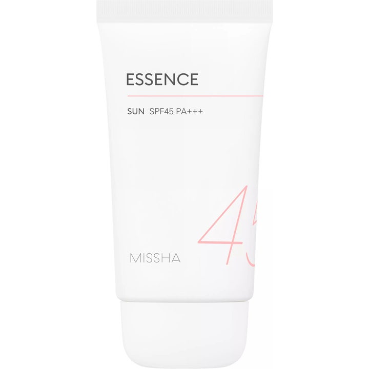 Missha Essence Sun SPF45 50ml återfuktande solskydd essence i en vit tub med eleganta rosa detaljer