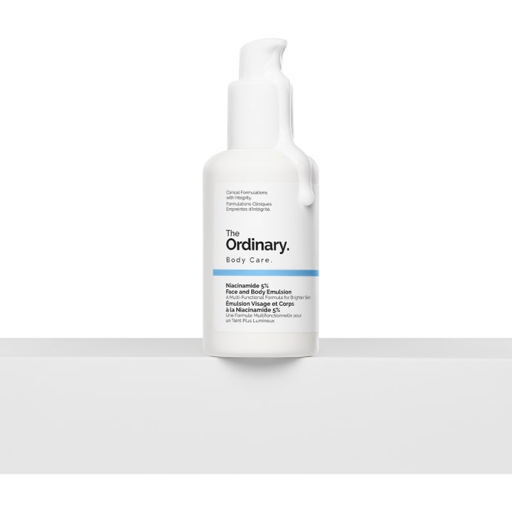 The Ordinary Niacinamide 5% Face & Body Emulsion 100 ml mot ojämn hudton i vit pumpflaska med rinnande kräm.