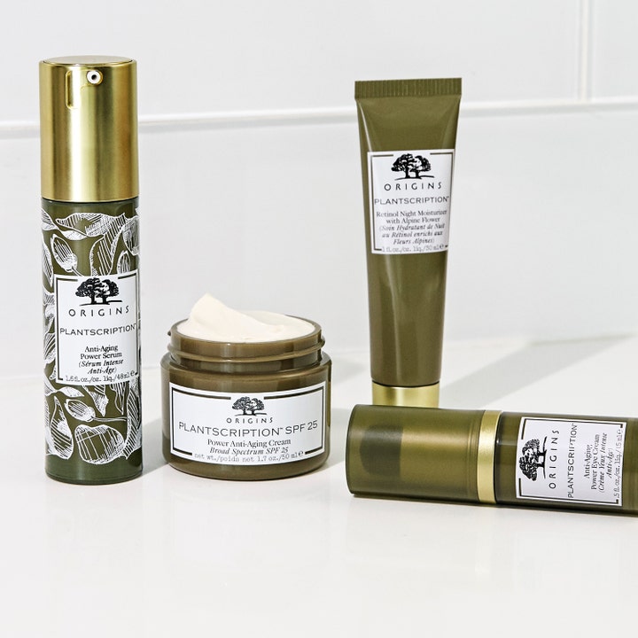 Origins Plantscription Retinol Night Moisturizer 30 ml nattkräm i tub visas med andra hudvårdsprodukter.