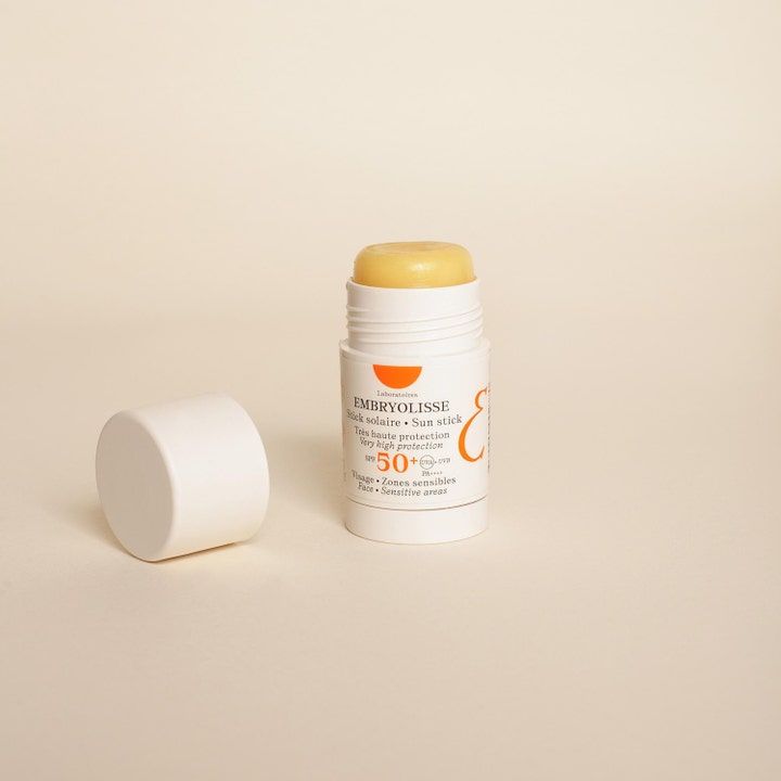Embryolisse Sun Stick SPF50+ 15 g solskydd i vit hylsa med gult stift och ett avtaget vitt lock.