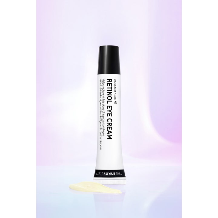 The INKEY List Retinol Eye Cream 15 ml anti-rynk ögonkräm retinol i vit tub med en klick ljusgul kräm.