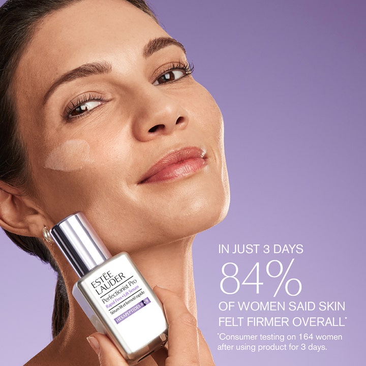 Estée Lauder Perfectionist Pro 50 ml ansiktsserum för fasthet applicerat på en kvinnas kind