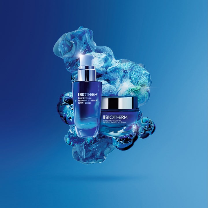 Biotherm Blue Retinol Serum 30 ml anti-rynk nattserum och kräm framför blå flytande texturer