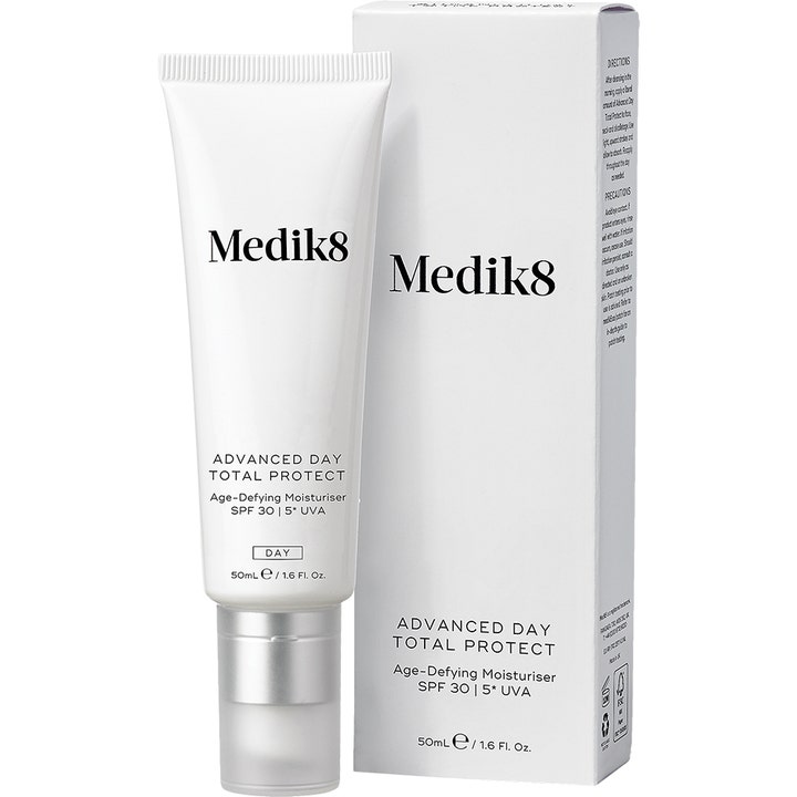 Medik8 Advanced Day Total Protect 50 ml ansiktskräm med solskydd spf30 i vit tub med silverkork och tillhörande box