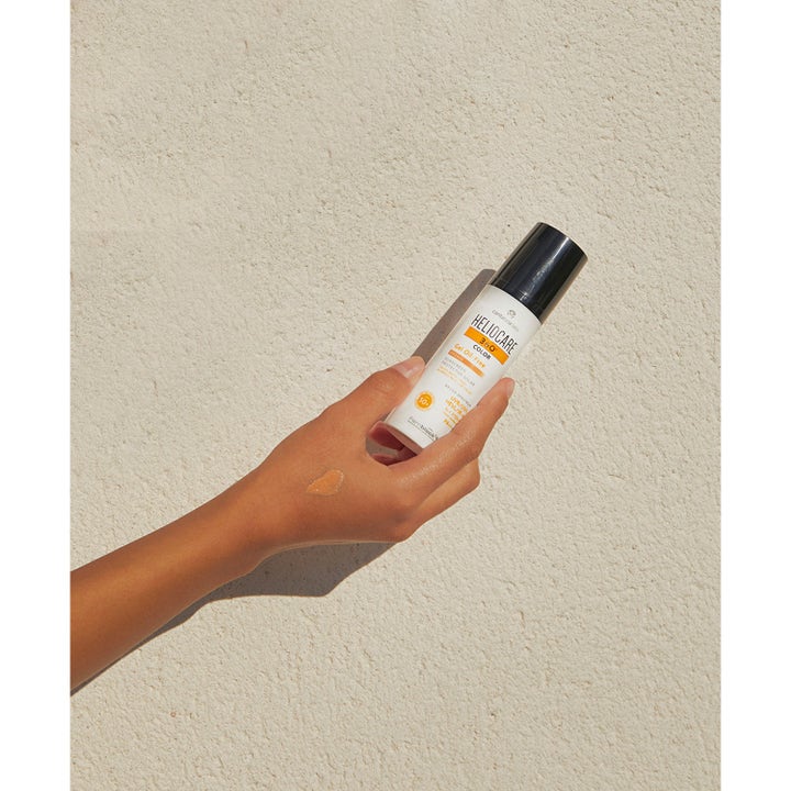 Heliocare Gel Oil-Free SPF 50+ Pearl 50 ml färgad solkräm spf 50 i vit pumpflaska med en klick gel på en hand.