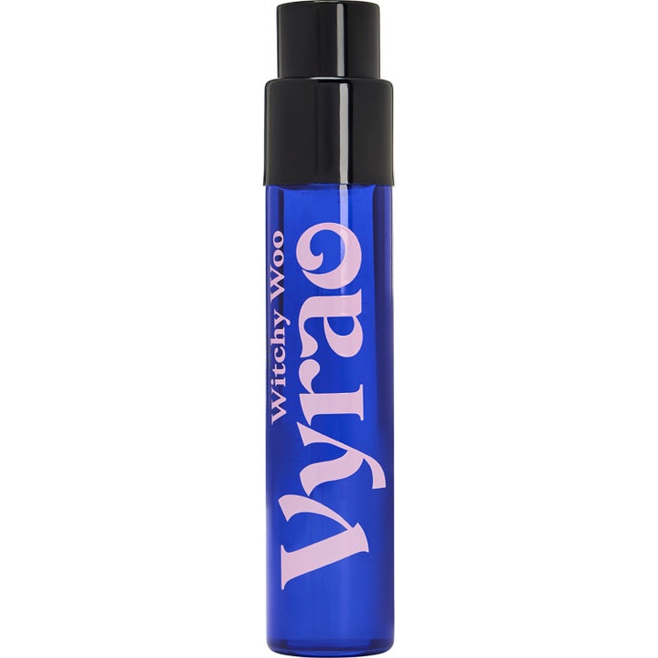 Vyrao Witchy Woo Eau De Parfum 10 ml parfym ger karaktär i smal mörkblå glasflaska med svart lock och rosa text