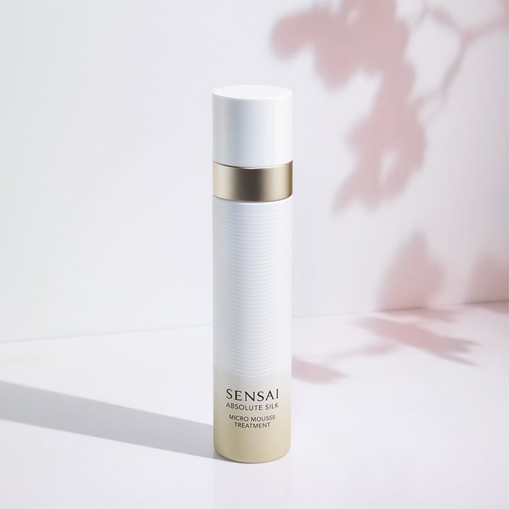 Sensai Ultimate Hydration 215 ml återfuktande mousse i vit flaska med gulddetaljer och dekorativa skuggor