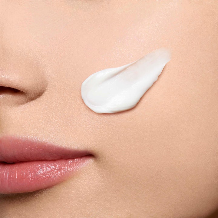 Clarins Hydra-Essentiel 50 ml återfuktande ansiktskräm med rik vit textur som appliceras på huden.