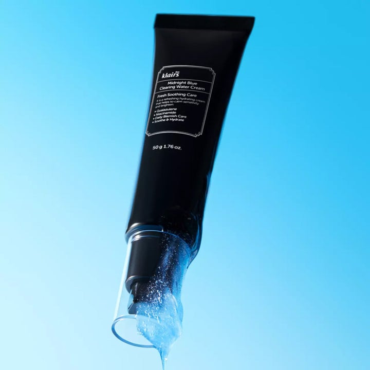 Klairs Midnight Blue Clearing Water Cream 50 g lugnande ansiktskräm i svart tub med pump och ljusblå geltextur.