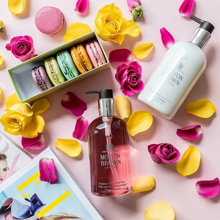 Molton Brown Delicious Rhubarb &amp; Rose Hand Lotion 300 ml parfymerad handkräm bland rosor och makroner