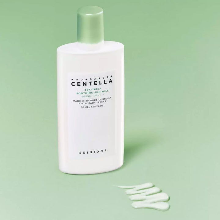 SKIN1004 Madagascar Centella Tea-Trica Soothing Sun Milk 50 ml SPF 50 lugnande solkräm i vit flaska med synlig vit kräm